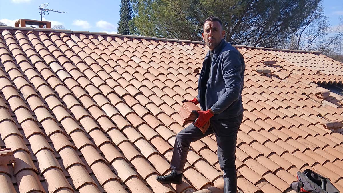 Couvreur Jean Bordier en intervention à La Garde