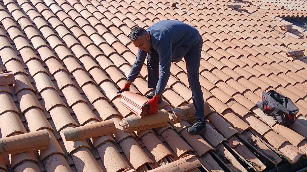 Couvreur professionnel à Toulon en intervention sur une rénovation de toiture provençale